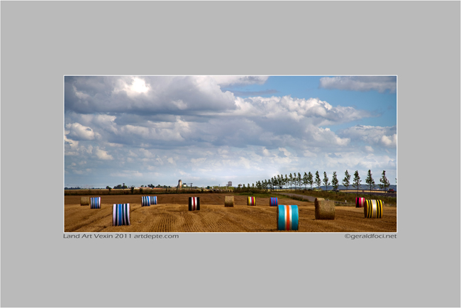 Art Photo moyen format, num�ro 80, land art action artistique ballots de paille entre Longuesse, Vigny en Vexin, Gadacourt, Commeny. 