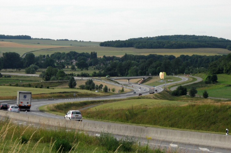 Sculpture v�g�tale "Pomme Saint Clair,  porte de la Normandie" Bretelle acces RN14 Saint Clair sur Epte en venant de Paris.
