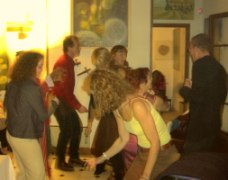 apr�s le vernissage, on danse dans le mus�e de la pomme !