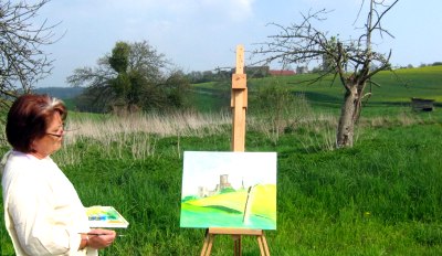 Martine dubitative, devant un sujet difficile mais charg� d'optimisme ; un pommier presque mort, mais vailliament fleuri d'un petit bout. 