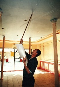 Fr�d�ric L�re tra�ant � la craie les contours de son design. Photo Gerald