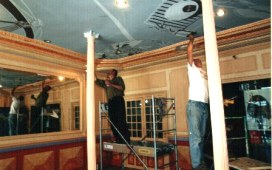 les d�corateurs au boulot ! Fr�d�ric L�re et Pierre Marcel � Gisors, dans le hall du cin�ma Jour De F�te.