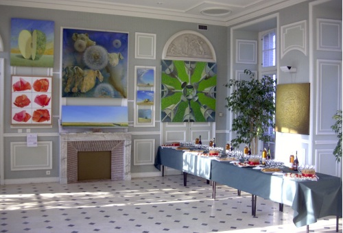 Pas de vernissage sans joli buffet. Ici, dans le ch�teau de Br�montier Merval, en attendant les invit�s...