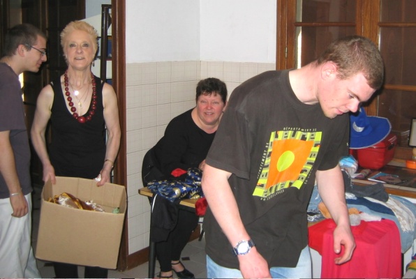 La troupe th�atrale "les disjonct�s" se pr�parent en coulise, dans la biblioth�que de Saint Clair