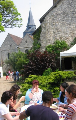 Elus municipaux, habitants de la commune, responsables associations d�jeunent ensemble